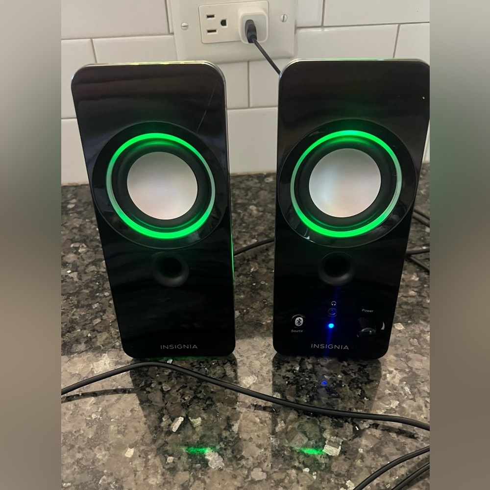 Color changing bluetooth/usb wired insignia computer/phone/game console speakers